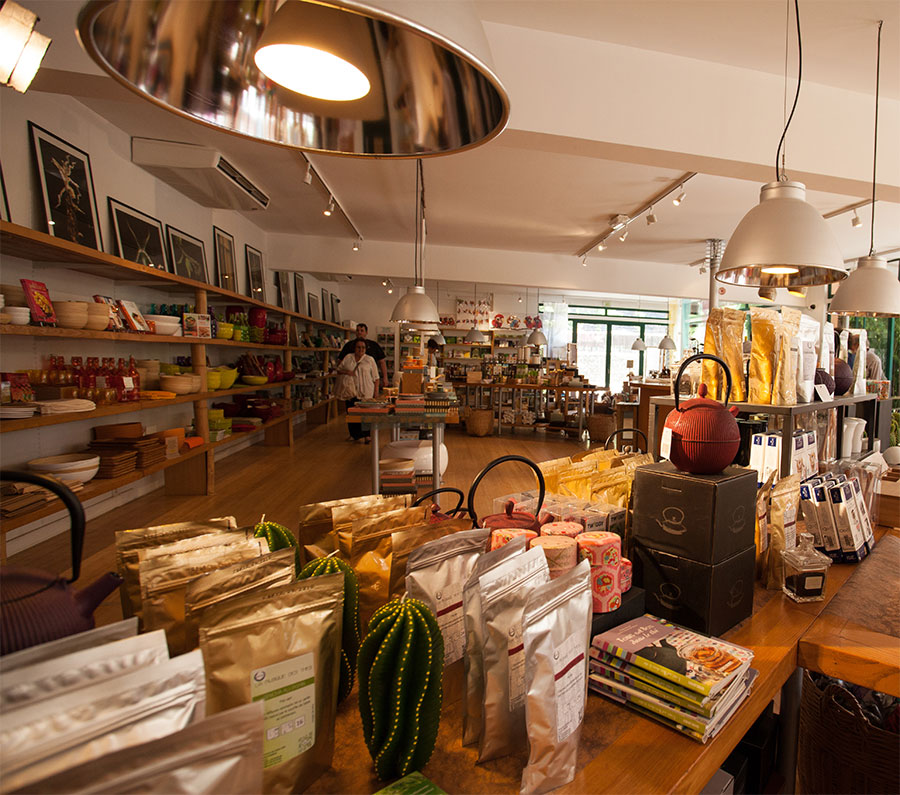 <p>En accès libre, nous avons à cœur de proposer des objets responsables. Vous pourrez notamment découvrir :</p>
<ul>
<li>divers objets en bambou,</li>
<li>la richesse des produits locaux venant de fournisseurs des Cévennes,</li>
<li>un espace librairie garni d’ouvrages pour emporter l’univers du végétal chez vous. La vente de certains produits est disponible en livraison.</li>
</ul>
		<div data-elementor-type="section" data-elementor-id="2029" data-post-id="1958" data-obj-id="1958" class="elementor elementor-2029 dce-elementor-post-1958" data-elementor-settings="[]">
		<div class="elementor-section-wrap">
					<section class="elementor-section elementor-top-section elementor-element elementor-element-ca4cae4 elementor-section-boxed elementor-section-height-default elementor-section-height-default" data-id="ca4cae4" data-element_type="section">
						<div class="elementor-container elementor-column-gap-default">
							<div class="elementor-row">
					<div class="elementor-column elementor-col-100 elementor-top-column elementor-element elementor-element-63e98e5" data-id="63e98e5" data-element_type="column">
			<div class="elementor-column-wrap elementor-element-populated">
							<div class="elementor-widget-wrap">
						<div class="elementor-element elementor-element-38e2899 elementor-align-center elementor-widget elementor-widget-button" data-id="38e2899" data-element_type="widget" data-widget_type="button.default">
				<div class="elementor-widget-container">
					<div class="elementor-button-wrapper">
			<a href="https://www.bambusa.fr/" target="_blank" class="elementor-button-link elementor-button elementor-size-sm" role="button">
						<span class="elementor-button-content-wrapper">
						<span class="elementor-button-text">Commandez sur bambusa.fr</span>
		</span>
					</a>
		</div>
				</div>
				</div>
						</div>
					</div>
		</div>
								</div>
					</div>
		</section>
				</div>
		</div>
		
